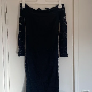 Tajt spets klänning - Bra skick, tajt och spetsig. Långärmad och of shoulder. 