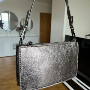 Skimrig väska  - Super fin väska med en skimrig guld/brun färg från mango. Aldrig använd och är helt ny utan prislapp! 🌸