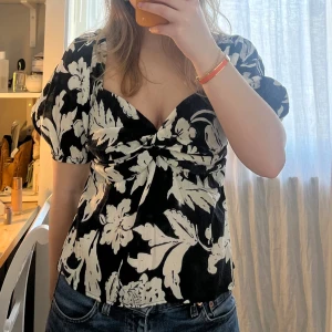 Somrig topp - Perfekt topp till sommaren! Snygg öppen rygg med knytning💕