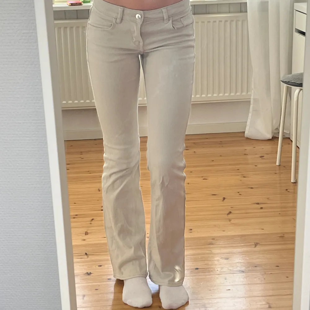 Jättefina låga bootcut jeans endast använda några gånger, passar i längden på mig som är 170❣️Skriv vid funderingar!. Jeans & Byxor.