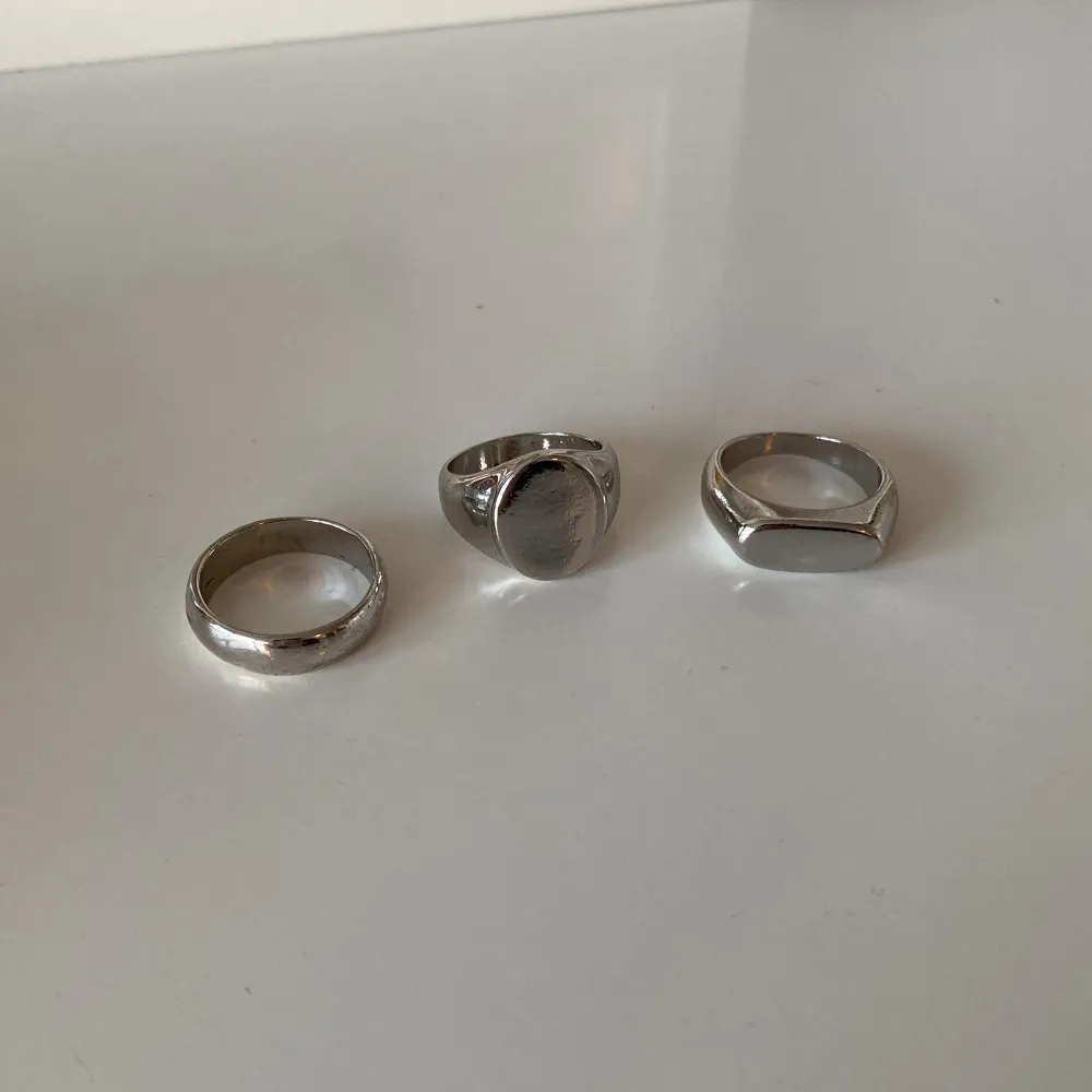 Så snygga ringar i gott skick! Säljer då de tyvärr är för stora för mig. 18-19 mm i diameter. Priset är för alla ringar tillsammans🌟. Accessoarer.