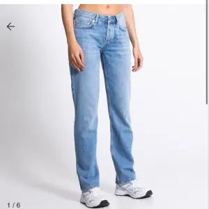 Säljer ett par super sköna och fina Low waist jeans som jag tyvärr aldrig använder, byxorna är knappt använda så det finns inga defekter på dom❤️