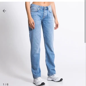 Low waist jeans ICON - Säljer ett par super sköna och fina Low waist jeans som jag tyvärr aldrig använder, byxorna är knappt använda så det finns inga defekter på dom❤️