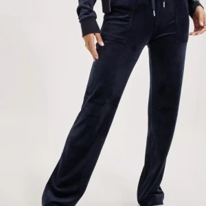 Juicy couture - Säljer dessa för köpte fel storlek helt nya testade en gång köpta för 1199 men säljer för 890kr ❤️ skriv privat för bilder❤️