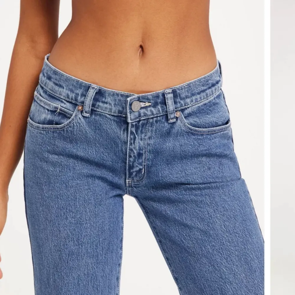 Super fina lågmidjade jeans från Abrand💞 har bara använt ett fåtal gånger! De går hela vägen ner och sitter super fint💞. Jeans & Byxor.