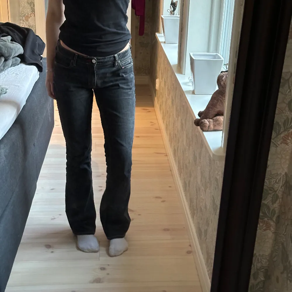 Skitsnygga vintage jeans från Tommy Hilfiger! Jag är 172 och de är perfekta för mig i längden, storleken är 29/34. Klicka på köp nu!. Jeans & Byxor.