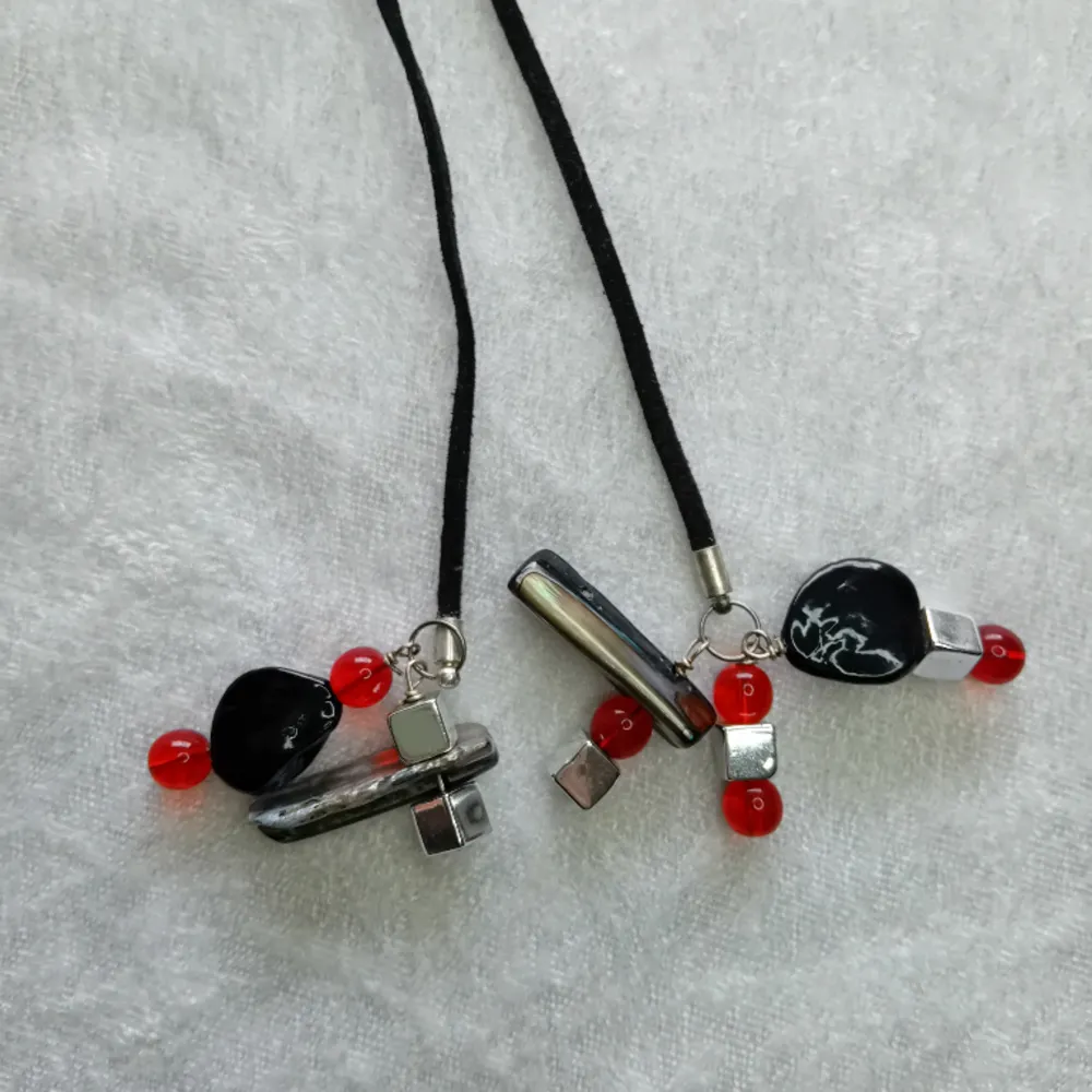 Handgjort halsband med svart mockaband på 1 meter och pärlor i röda,svarta och silvriga.. Accessoarer.