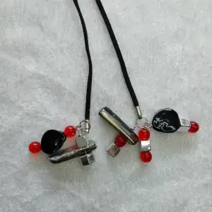 Handgjort halsband med svart mockaband på 1 meter och pärlor i röda,svarta och silvriga.