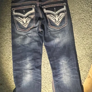 Baggy jeans  - Baggy jeans med snygga fickor i bra skick  Total längd 94cm  Midjebrädd 44cm  Brädd nedtill 24cm 