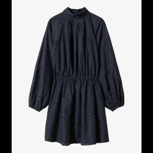 Mango klänning - Superfin mörkblå långärmad klänning från mango med fina hålbroderier. Köpt förra året och använd 1 gång! 💙🦋 ordpris 699 kr