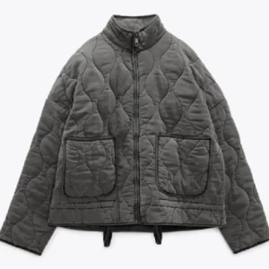 Zara jacka - Säljer denna zara jacka, inga  defekter. köpt för 859 säljer för 450🥰