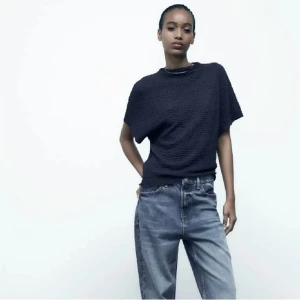 Mörkblå topp Zara - Så fin populär topp från zara som inte längre används av mig. Den är använd fåtal gånger så den är i nyskick. Hör gärna av er angående frågor annars är det helt okej att trycka på ” köp nu ”😇💓