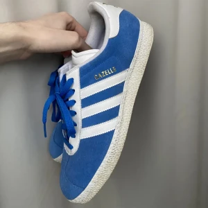 Adidas skor - Super trendiga Adidas gazel sneakers, orginalpris ca 1000 kr. I bra skick, och är väldigt bekväma💙 
