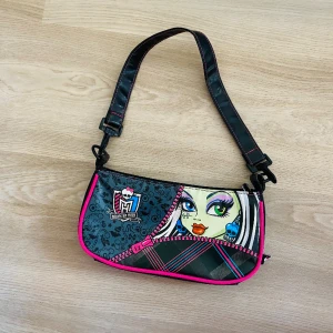 Handväska monster high - Liten handväska med monster high i fint skick 