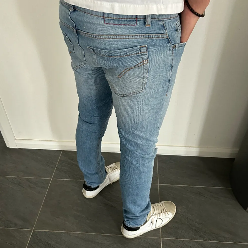 Dondup George jeans | Grymt skick | Storlek 34 | Modellen på bild är 184cm och väger 74kg | Nypris: 2400kr | Fraktar spårbart via Postnord, på köparens bekostnad  | Hör av dig vid minsta fråga eller fundering📩. Jeans & Byxor.