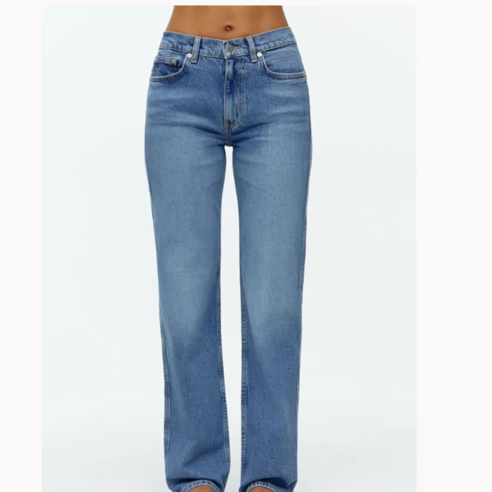 Jeans från arket. Köpta för 990 kr och endast använda 2 gånger. Sitter jättefint men säljer då jag har liknande jeans.. Jeans & Byxor.