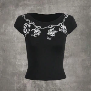 Shein svart dödskalle t shirt - Skön t shirt med korta armar köpt från shein för 60 kr. T shirten är i storlek S och används bara några gånger❤️