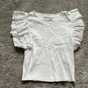 Zara topp - Gullig sommarblus och är andvänd endast 5 gånger