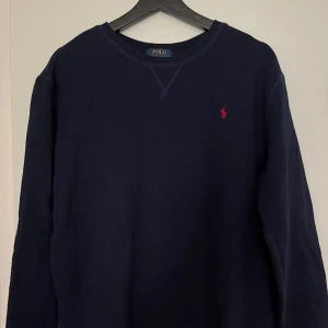 Marinblå RL Crewneck - Storlek: S (junior storlek XL)💕Märke: Ralph Lauren💕Skick: Mycket bra💕