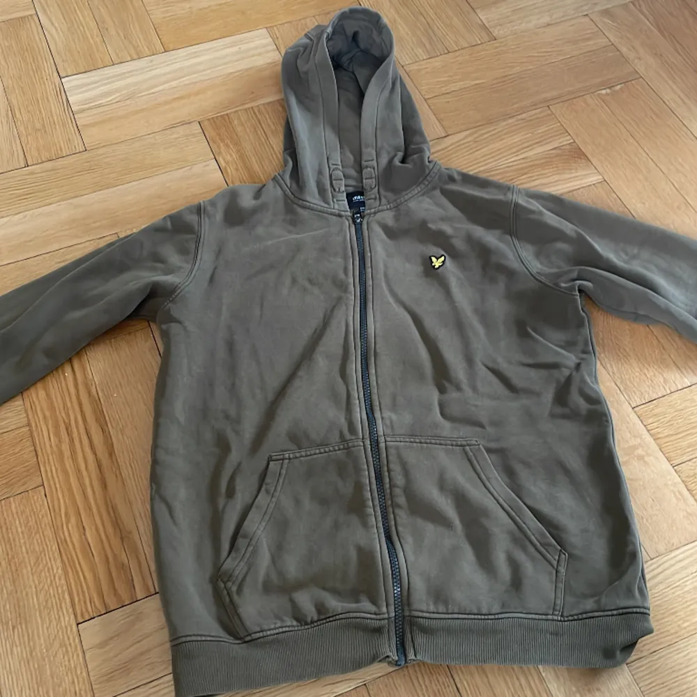 Säljer denna snygga lyle och scott Hoodie som tyvärr inte passar mig längre. . Hoodies.