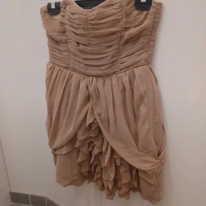 Beige klänning storlek 36 h&m - Använd endast en gång 🩷