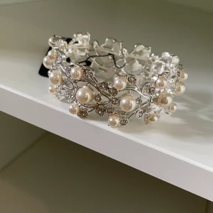 armband pärlor  - Oanvänd pris 99kr