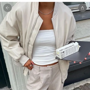 Beige jacka - En Pu-jacka från NA-KD. Ordinarie pris 1099kr. Använd endast 1 gång, säljer därför för 800kr. Passar i princip alla årstider! 