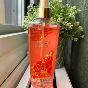 VS Passion Struck  - Finns det någon som är intresserad av gamla VS parfymer? Har nämligen några som endast är sprutade ett fåtal gånger. Annars kommer dessa slängas vilket gör ont i hjärtat, ni vet ju😅❤️Skriv vid intresse så kan du få se dem andra jag har! 