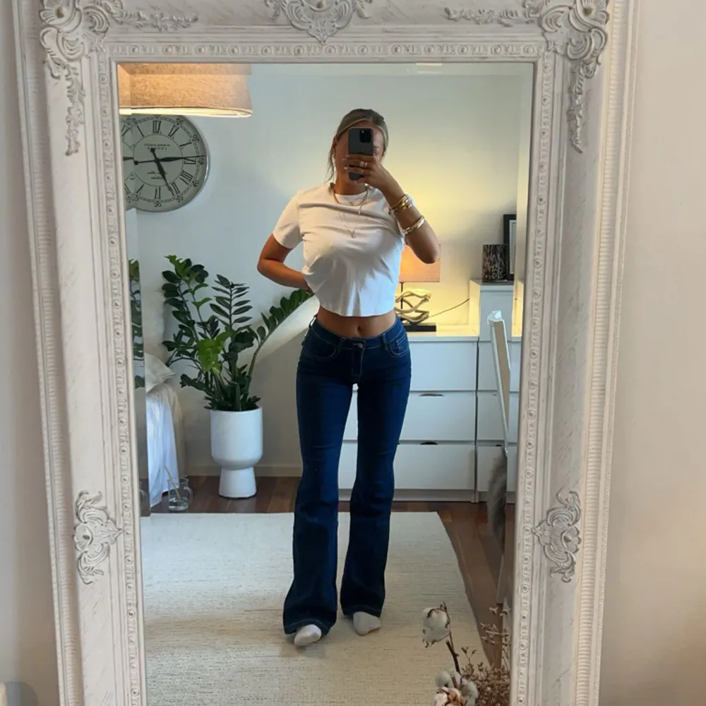 Köpte dessa jeans secondhand så vet tyvärr inte vart de är ifrån. (Lappen är borta) dvs att storleken heller inte syns men skulle säga att den motsvarar S/M. Är 164cm. Skriv för frågor🧸🩷. Jeans & Byxor.