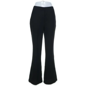 Kostymbyxor  - Kostymbyxor från Nelly i fint skick! Skriv vid intresse osv❤️ (De är mer 38/M liknande i strl men står 36 på lappen)