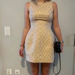 Guld Klänning  - Spana även in våra andra plagg och spara på fraktkostnader. Alla plagg är självklart tvättade och fräscha! Alla produkter kan skickas eller hämtas i Stockholm.   Vid ytterligare frågor tveka ej att skriva!