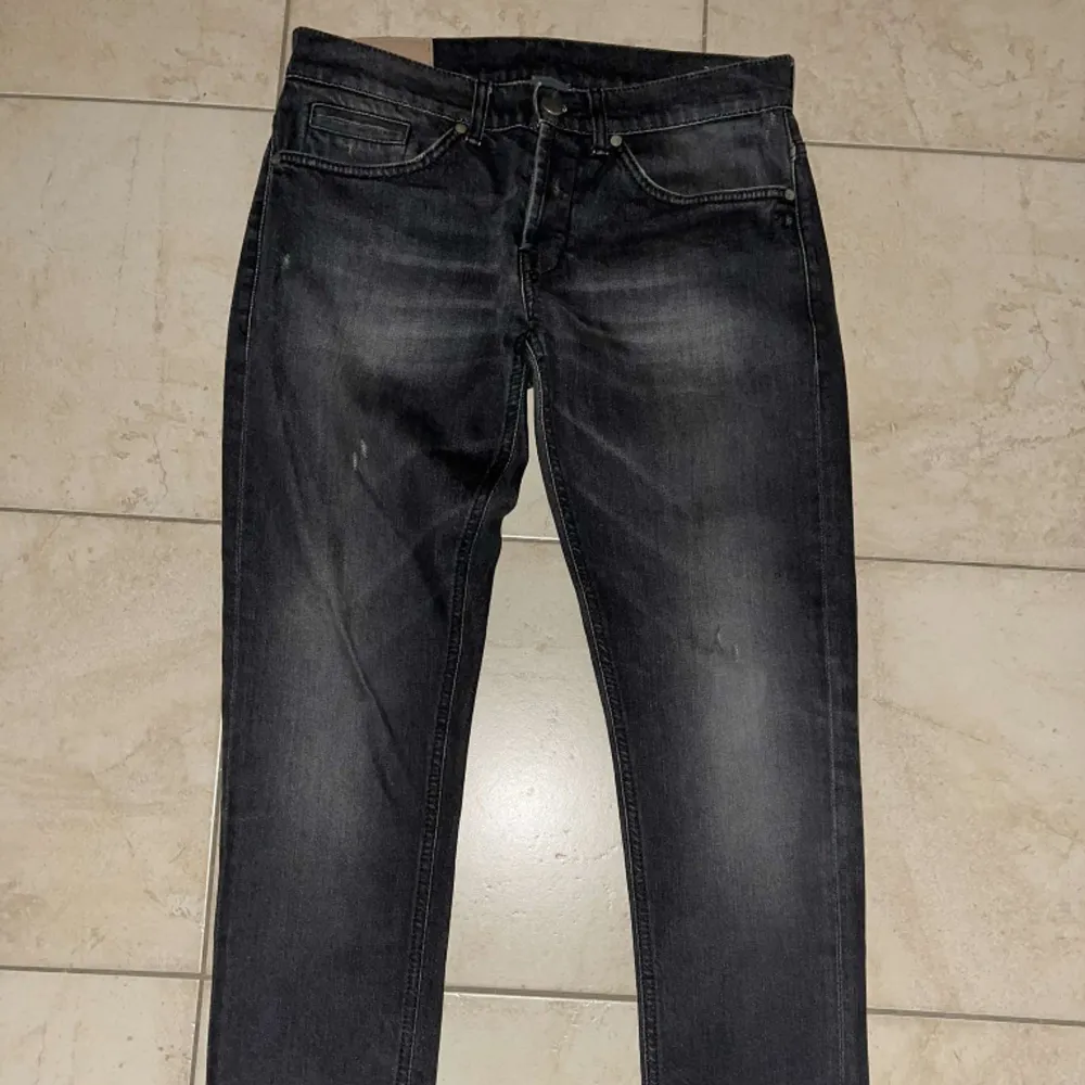 Ett par sjukt feta dondup jeans i storlek 33 men passar runt 165- 175cm. | Nypris 3300kr | Vårat pris endast 850kr | Skick 10/10 inte använda | Hör av dig om du har frågor!🔔. Jeans & Byxor.