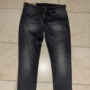 Dondup jeans - Ett par sjukt feta dondup jeans i storlek 33 men passar runt 165- 175cm. | Nypris 3300kr | Vårat pris endast 850kr | Skick 10/10 inte använda | Hör av dig om du har frågor!🔔