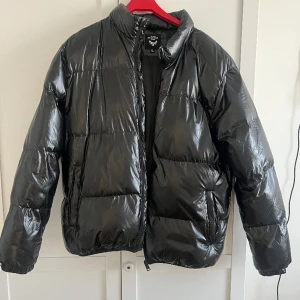 Svart vinterjacka - Svart vinterjacka från Brave soul i XL