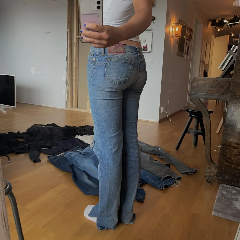 As snygga jeans från dolce Gabbana, kommer ej till användning Midjemått: 34cm rakt över Innerben: 77cm . Jeans & Byxor.
