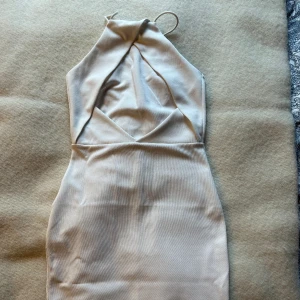 Vit klänning från Nelly  - Storlek XS. Använd fåtal gånger men ser ut som ny och är helt fläckfri. 