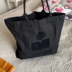 Isabel marant väska  - Hej, säljer min superfina isabel marant totebag som är i nyskick, har endast använt väskan vid 1 tillfälle i somras.  
