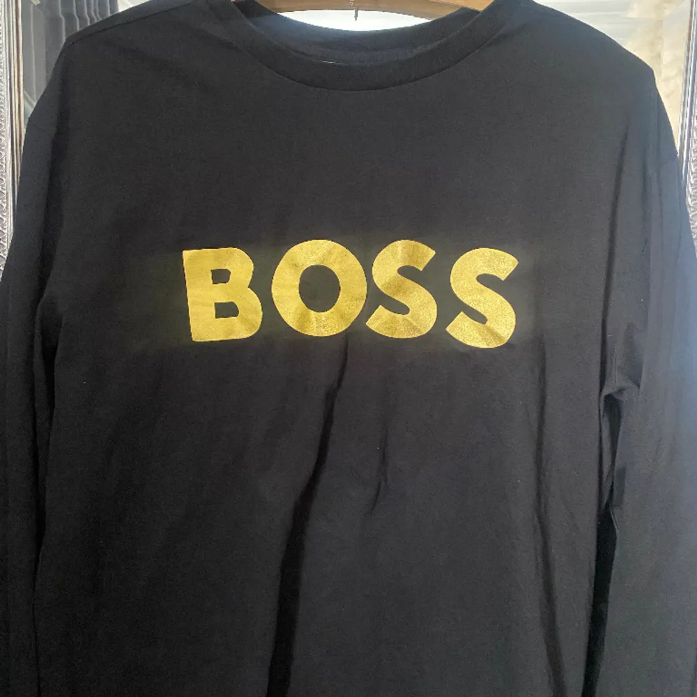Säljer denna Boss tröja då den inte kommer till användning längre. Storlek S, passar M då det är herr.  Användt max 10 ggr bra skick, glittret på texten har dock lossnat lite. Pris diskuteras. Tröjor & Koftor.