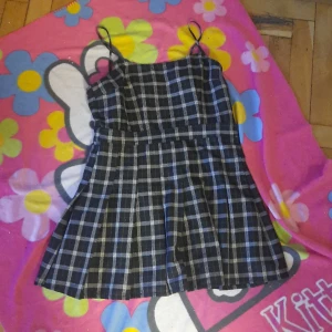 Svartvit rutig divided schoolgirl klänning - Storlek; 44