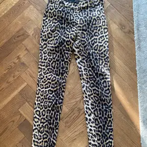 Leopard byxor från Zara. 