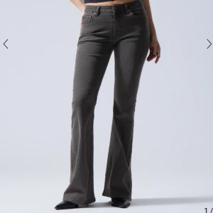 Jeans från Weekday - Flared jeans från Weekday, använda 1 gång. Som på första bilden fast mörkare IRL. Storlek 25. Säljer för 300:-. Köparen betalar ev frakt.