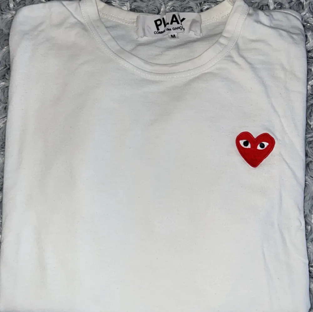 CDG tshirt I storlek M  Använt ett par gånger men fortfarande i jätte bra skick . T-shirts.