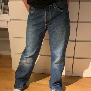Levis Jeans - Säljer dom här så snygga Levi’s jeansen då dom är lite för stora för mig, ganska säker att det är en herrmodell men funkar bra för mig ändå. De har en lagning på det högra knäet (se bild 3) och lite är lite slitna längst ner. Bara fråga om bild💗