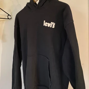 Svart Levis hoodie S - Storlek:S. Skick 10/10 endast tvättad EN gång. Köpt på levi’s för 700kr. Säljer pga för liten 