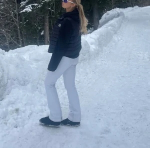 Vita skidbyxor  - Säljer dessa jättefina skidbyxor jag köpt på plick, de är oanvända då det inte passade mig. Det är slim bootcut och sitter jättefint. (Tagna bilder) 