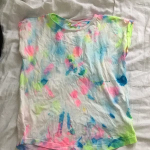 Tie-dye top - Köper från lindex men målat själv. För liten. Läs bion!