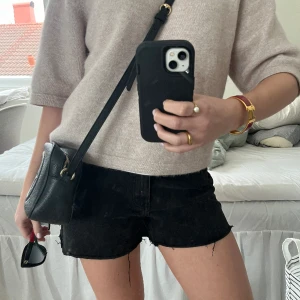 Svarta jeans shorts  - Säljer ett par svarta jeans shorts som jag inte använder längre😘💕💐