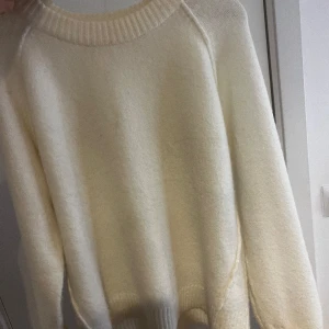 Stickad tröja  - Jättefin stickad tröja med söm på utsidan i jätte fint skick !
