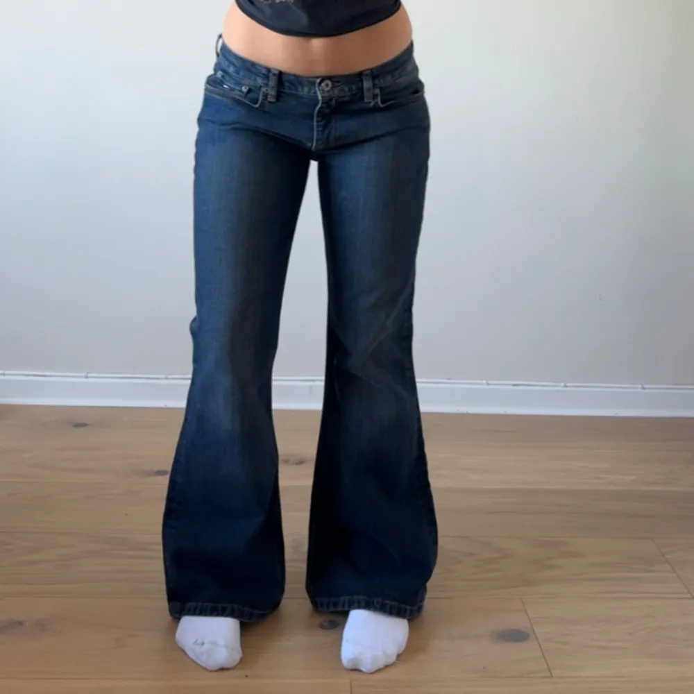 Så snygga lågmidjade Hilfiger jeans jag är 166cm och brukar ha 36/S. Midjemåttet är ca 82cm och innerbenslängden är ca 78cm. . Jeans & Byxor.