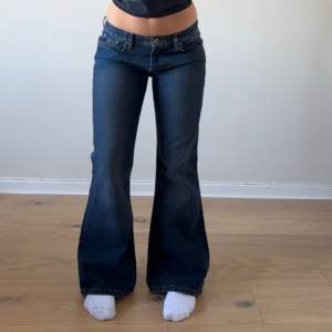 Så snygga lågmidjade Hilfiger jeans jag är 166cm och brukar ha 36/S. Midjemåttet är ca 82cm och innerbenslängden är ca 78cm. 